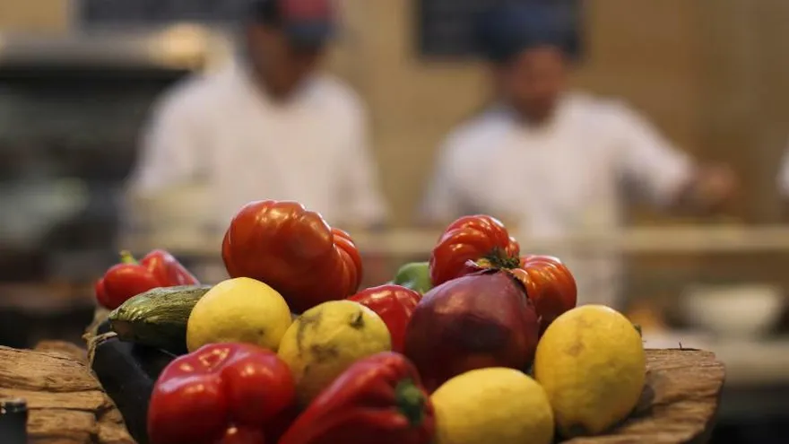 Detalle de unas verduras en un stand.