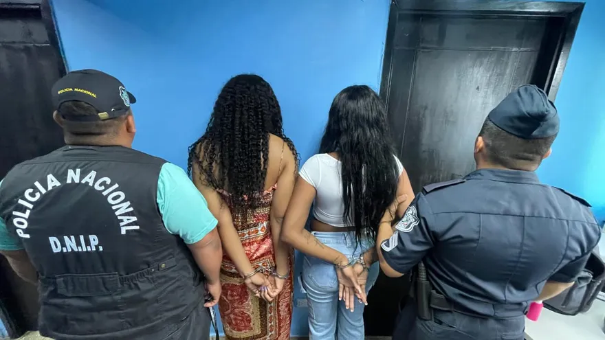 Unidades policiales y caninas revisan el equipaje donde se hallaron 34 paquetes de presunta droga en el Aeropuerto Marcos A. Gelabert.