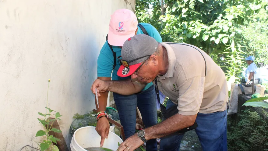 Inspectores del Minsa hace un llamado a la poblacion de eliminar los depósitos de agua para eliminar los criaderos de mosquitos