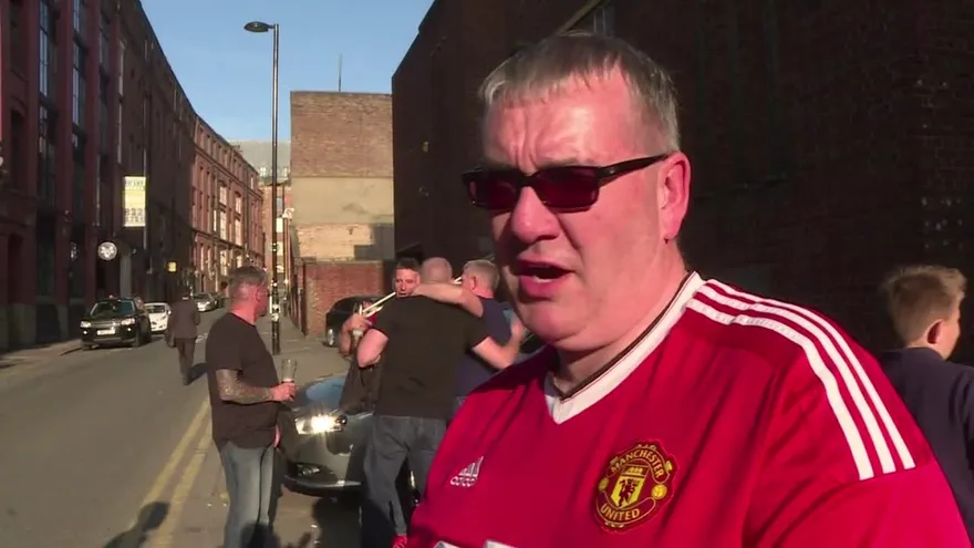 Hinchas del Manchester United celebran en medio de la tragedia
