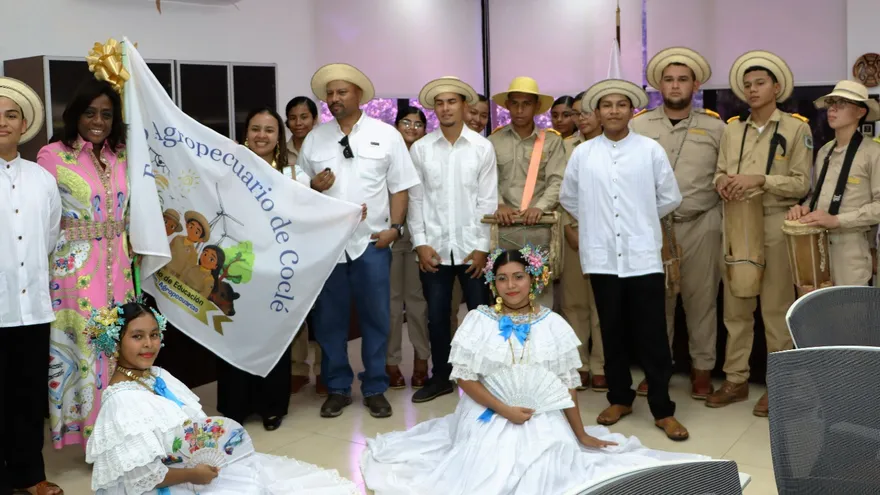 Estudiantes y docentes del Instituto Profesional y Técnico (IPT) Omar Torrijos Herrera de El Copé, distrito de Olá, y del Centro Educativo Pablo Alzamora Vargas de Chiguirí Arriba, Penonomé, entregaron oficialmente el 8 de agosto la bandera de las Olimpiadas Agropecuarias 2026 a Lucy Molinar, ministra de Educación.