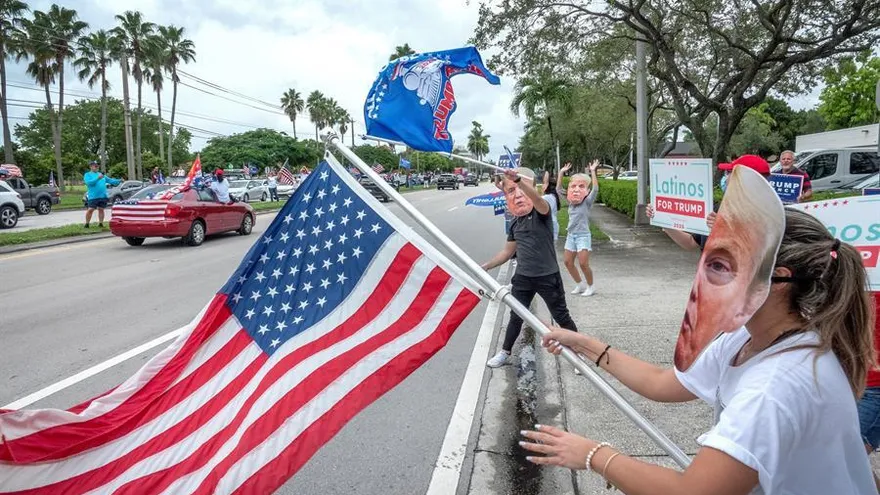 Caravana de apoyo a la reelección de Trump reúne a miles de partidarios en Miami