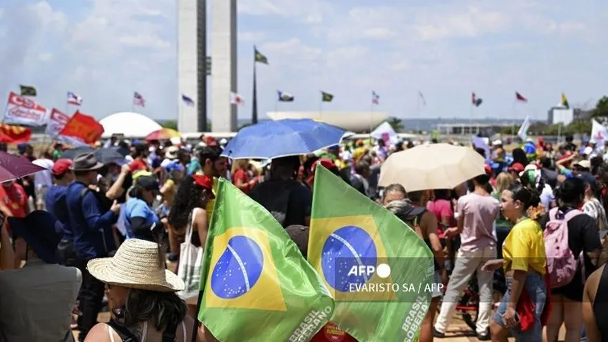 Manifestantes marchan hacia el edificio del Congreso durante una protesta contra una enmienda constitucional conocida como Proyecto Blindaje, que requiere que el Congreso autorice cualquier cargo criminal contra diputados y senadores mediante votación secreta, en Brasilia, el 21 de septiembre de 2025. A principios de esta semana, la Cámara de Diputados de Brasil, con mayoría conservadora, aprobó una iniciativa parlamentaria que extiende la inmunidad de los legisladores y un proyecto de amnistía que podría beneficiar al expresidente de extrema derecha Jair Bolsonaro, sentenciado a 27 años de prisión por conspiración golpista.