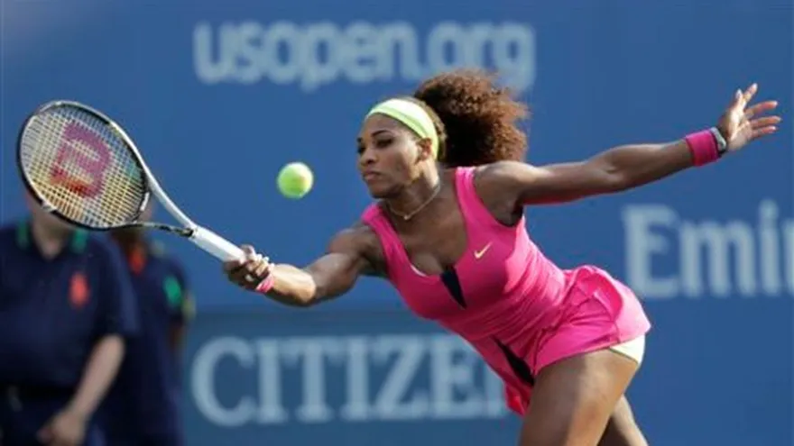 Federer y Williams siguen su marcha en Queens