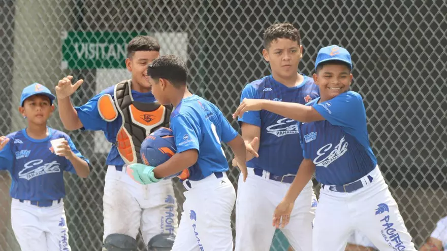 Jugadores del equipo de béisbol u12 de Panamá Este