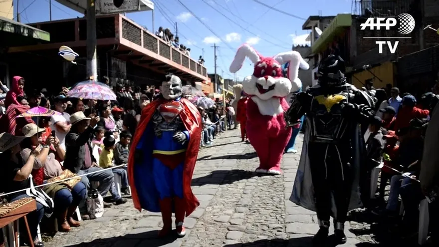 "Batman"   y "Superman" bailan en pueblo maya para despedir el año