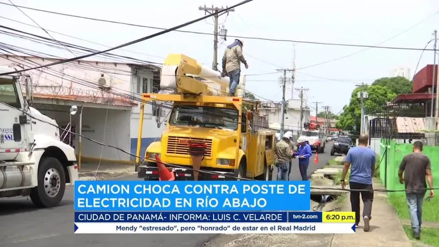 Camión derriba poste y deja sin energía eléctrica a un calle en Río Abajo