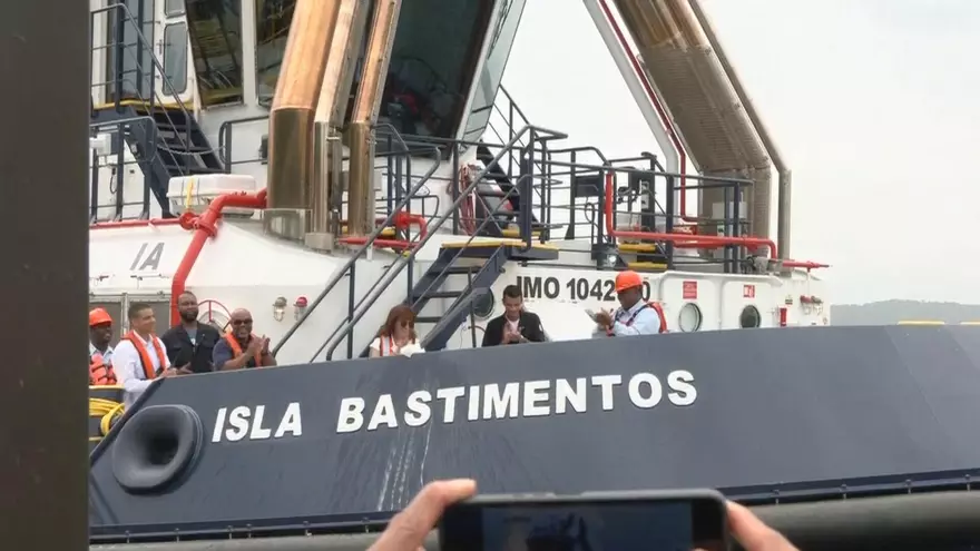 Uno de los nuevos remolcadores del canal de Panamá