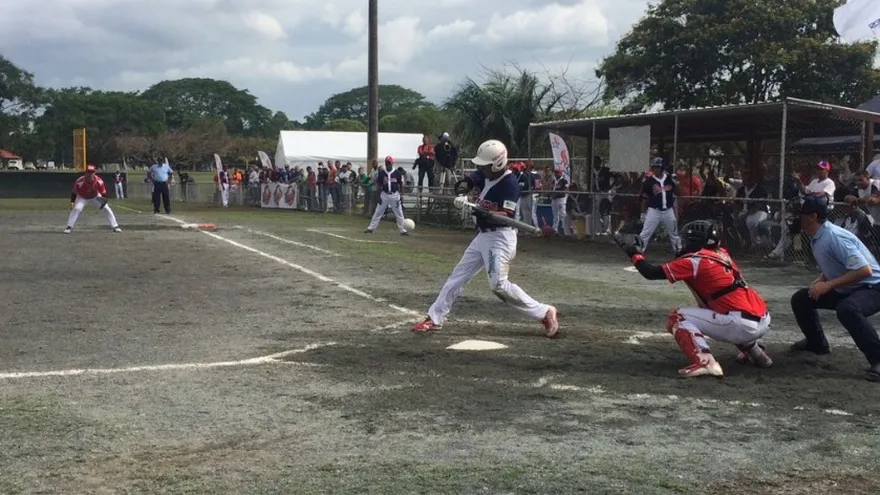 Acción del partido entre los equipos de softbol Panamá A y Perú