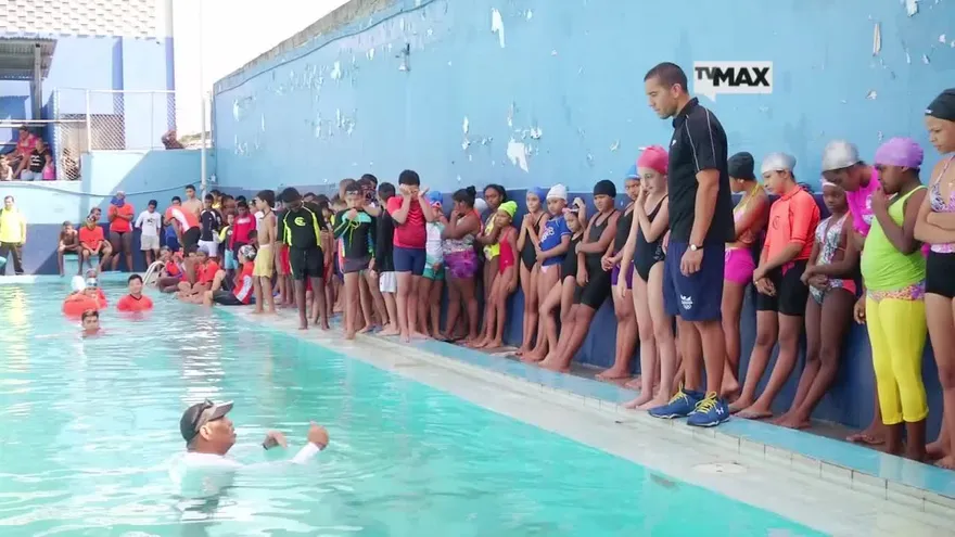 Edgar Crespo con un verano de natación