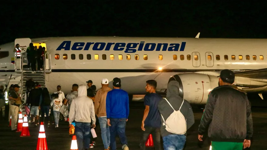 Los venezolanos abordando el vuelo humanitario