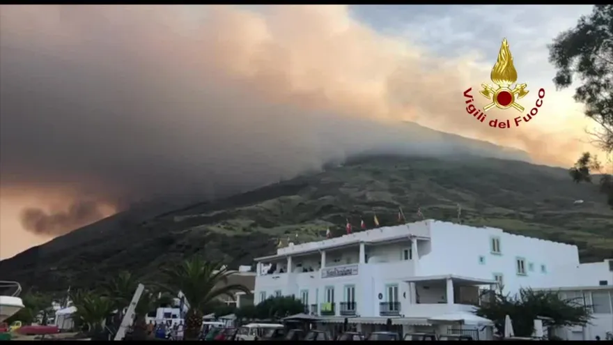 Volcán Stromboli hace violenta erupción en Italia