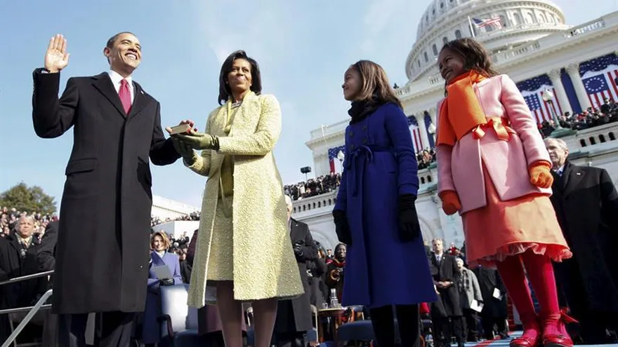 El presidente de Estados Unidos, Barack Obama (i), toma juramento como el mandatario número 44 mientras la primera Dama, Michelle Obama (c) sostiene la biblia y sus hijas, Malia de 10 años y Sasha de 7 observan el 20 de enero de 2009, en el Capitolio en Washigton D.C. (EEUU). EFE