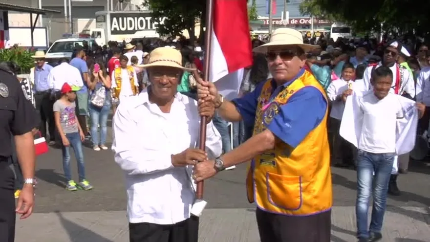 Rinden homenaje a la patria en Juan Díaz con "Papa lindo" Sanjur como abanderado