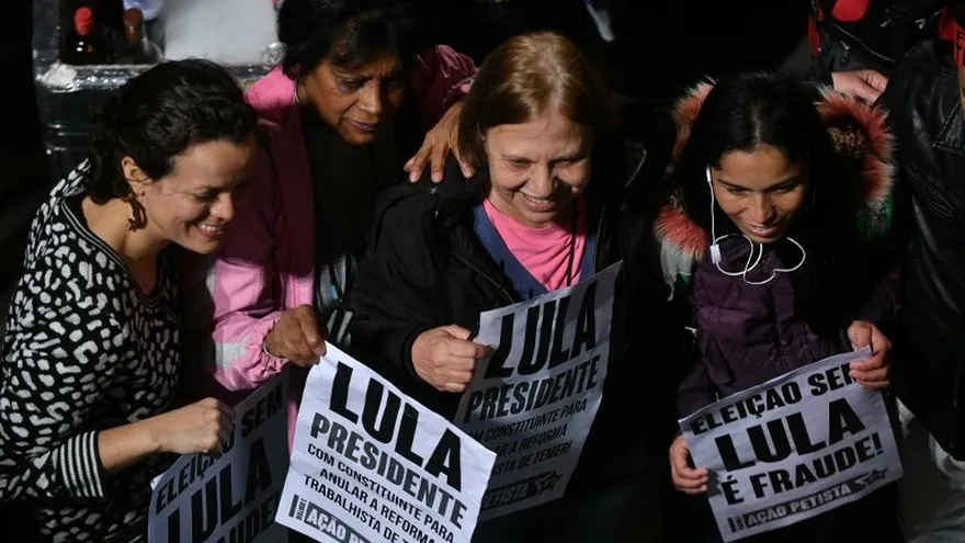 Manifestantes del Partido de los Trabajadores de Brasil, protestan contra las reformas del gobierno de Temer y contra la supuesta persecución contra el expresidente Lula.