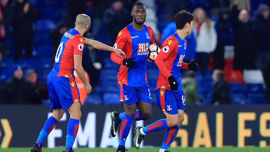 Christian Benteke (c) aportó los goles para el Crystal Palace