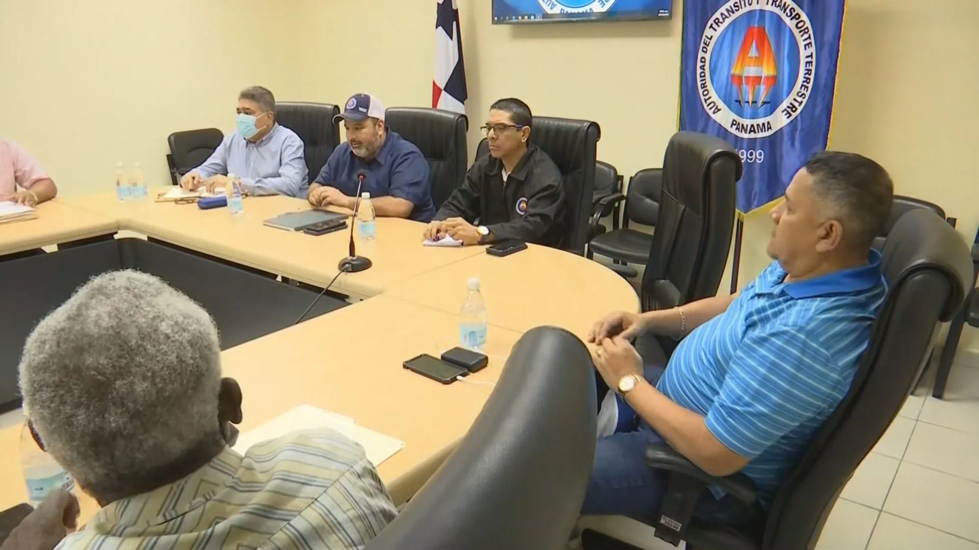 Reunión entre transportistas y director de la ATTT.