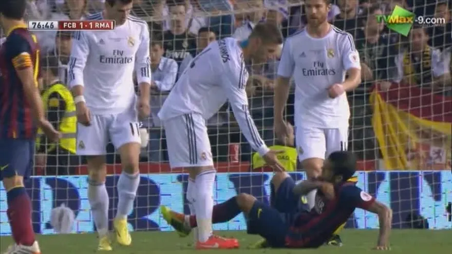 Manotazos entre Ramos y Alves