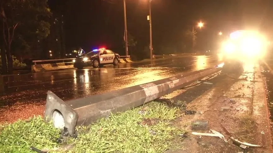 Tres heridos tras colisionar con un poste de tendido eléctrico