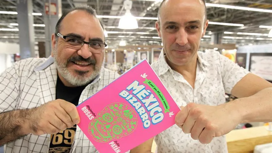 Fotografía del 1 de diciembre de 2017, que muestra al historiador Alejandro Rosas (i) y al periodista Julio Patán (d) durante una entrevista con Efe después de la presentación de su libro "México Bizarro" en la Feria Internacional del Libro en la Ciudad de Guadalajara (México).