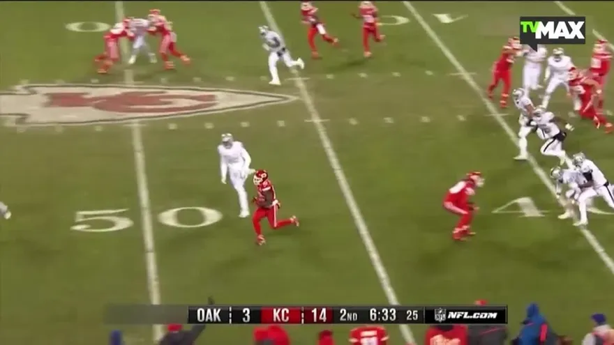 Kansas City venció a Raiders y se quedó con el liderato de la AFC Oeste