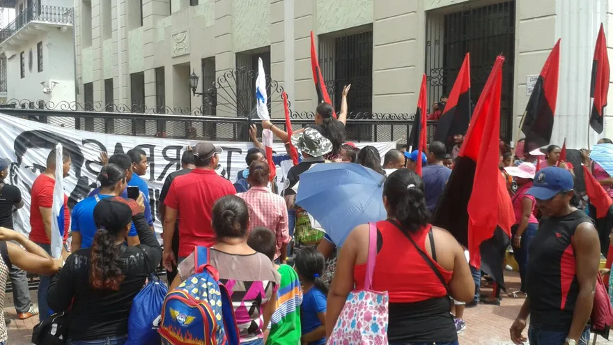 Precaristas protestan frente a la Presidencia