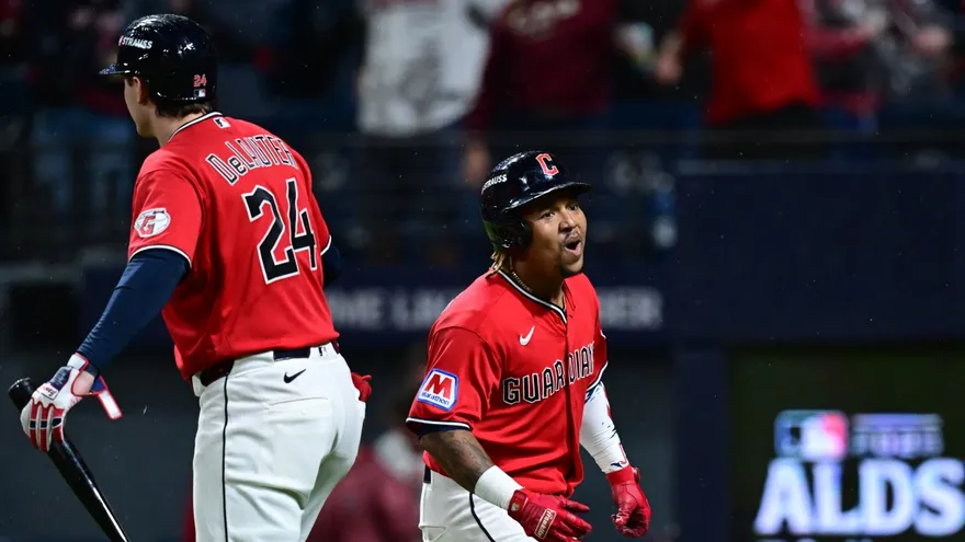 José Ramirez (d) celebra junto a Chase DeLauter (i)