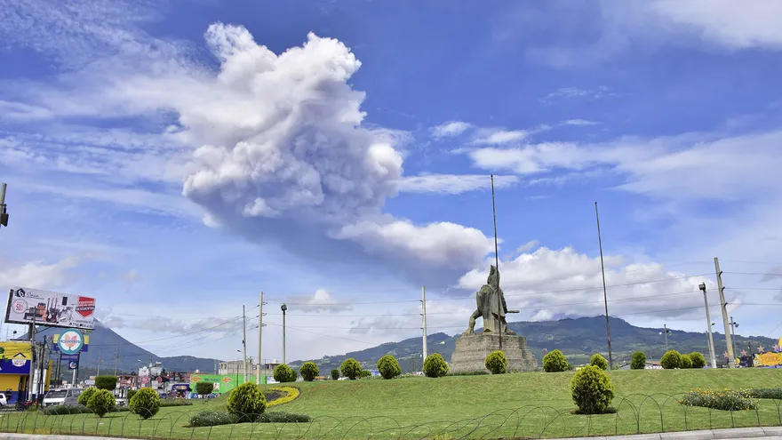 De acuerdo con el Instituto Nacional de Sismología, Vulcanología, Meteorología e Hidrología (Insivumeh), el coloso, de 2 mil 550 metros de altura, registra este lunes una desgasificación