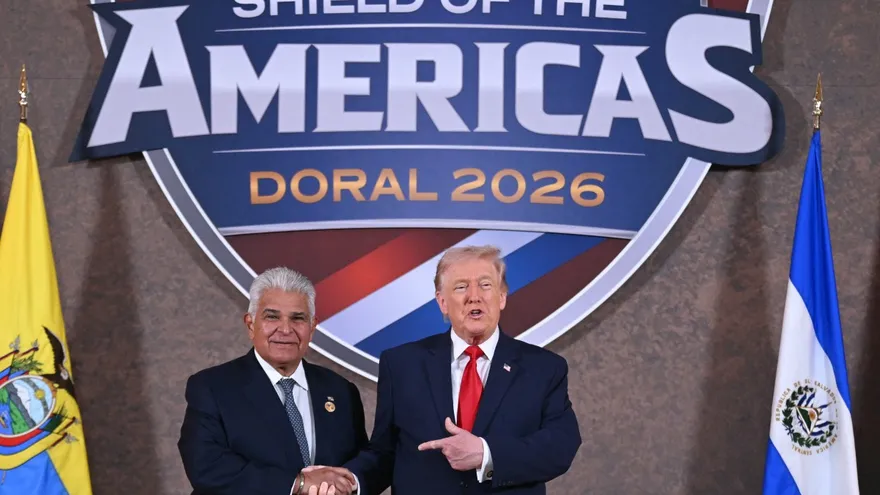 El presidente José Raúl Mulino saluda a Donald Trump en el inicio de la cumbre Escudo de las Américas