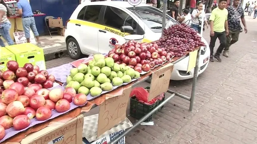 Consumidores buscan frutas a bajo costo en La Peatonal