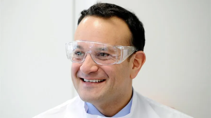 Primer ministro irlandés ofrece su ayuda como médico para frenar pandemia de coronavirus