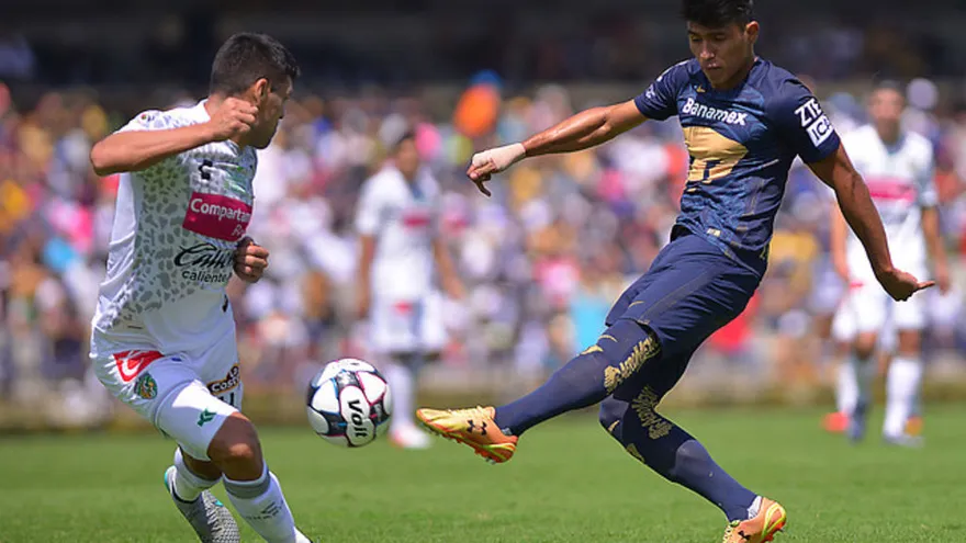 Jesús Gallardo (der.), elemento de los Pumas de la UNAM.