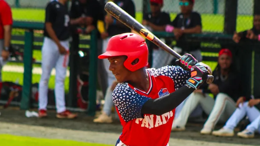 Pelotero del equipo u18 de Panamá durante un partido de fogueo ante la preselección U23