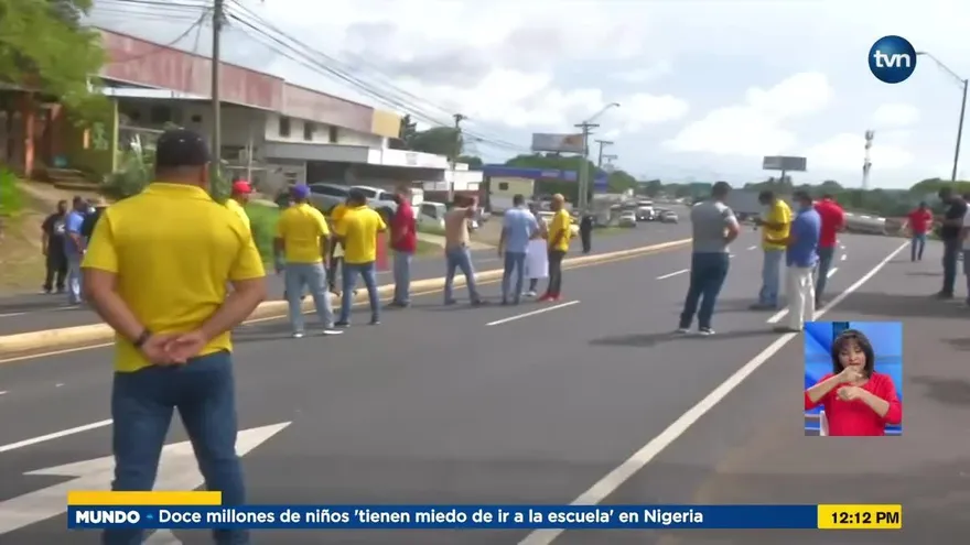 Transportistas del sector selectivo de Herrera y Los Santos protestan por alza en el combustible