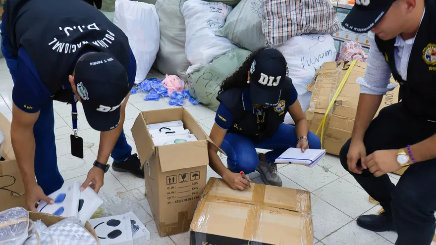 Más de 25 mil artículos y mercancías con marcas presuntamente falsificadas fueron decomisados en Santa Ana.