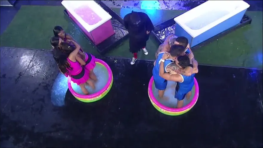 ¡ROBAPUNTOS!: Neka no aguantó en la piscina de pies helados, perdiendo así las Curvas.