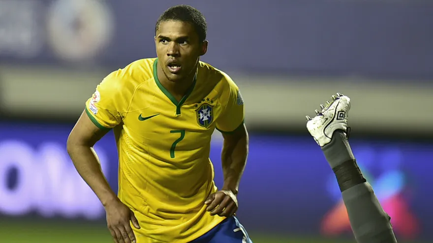 Douglas Costa, una de las figuras del combinado brasileño. Foto/Archivo.
