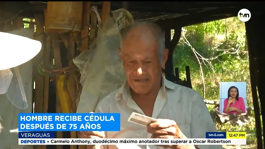 Ciudadano recibe cédula por primera vez a los 75 años