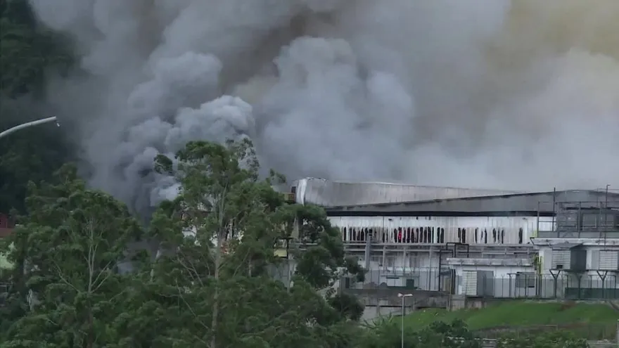 Fuerte incendio en bodega en Sao Paulo
