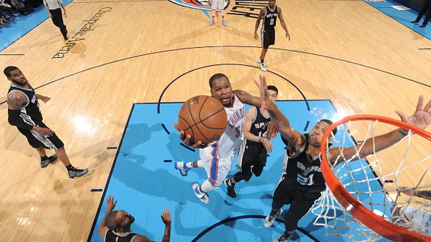 Kevin Durant (35) se lució ante los Spurs