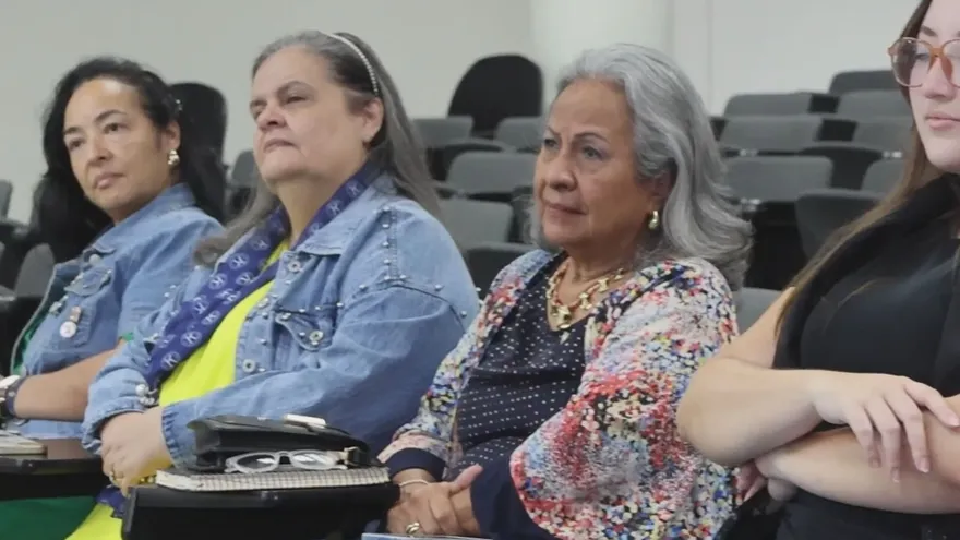 Los héroes atendiendo una de las exposiciones en el diplomado