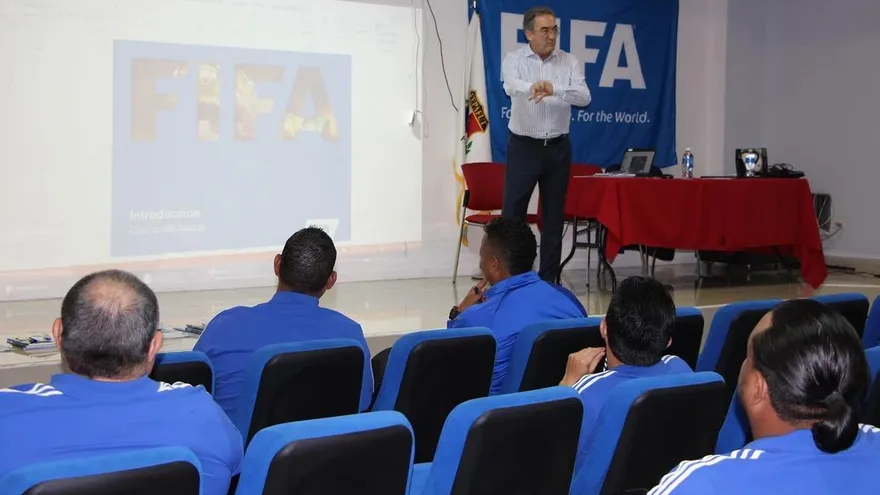 Javier Lozano inicia la capacitación.