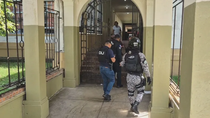 Student stabbed in Panamanian school during minister's visit; second incident in a week