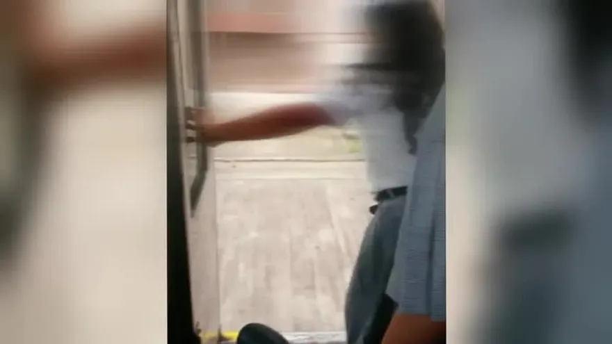 Estudiante de primaria se lanza de un bus en tránsito