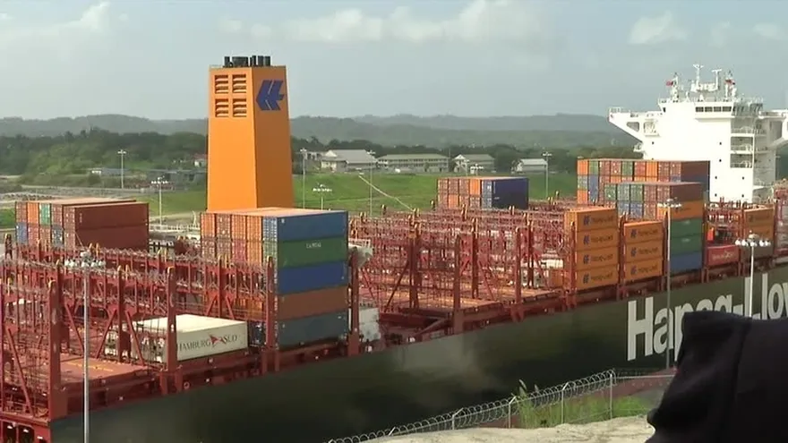 Embarcación chilena es la más grande en cruzar el Canal Ampliado