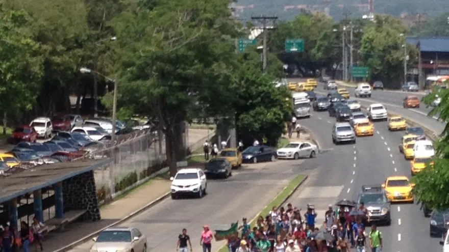 Cierre de calle en la Transistmica.