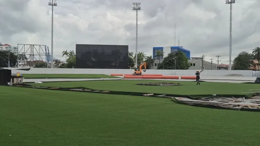 Terreno de juego del estadio Roberto Mariano Bula durante la instalación de su grama sintética