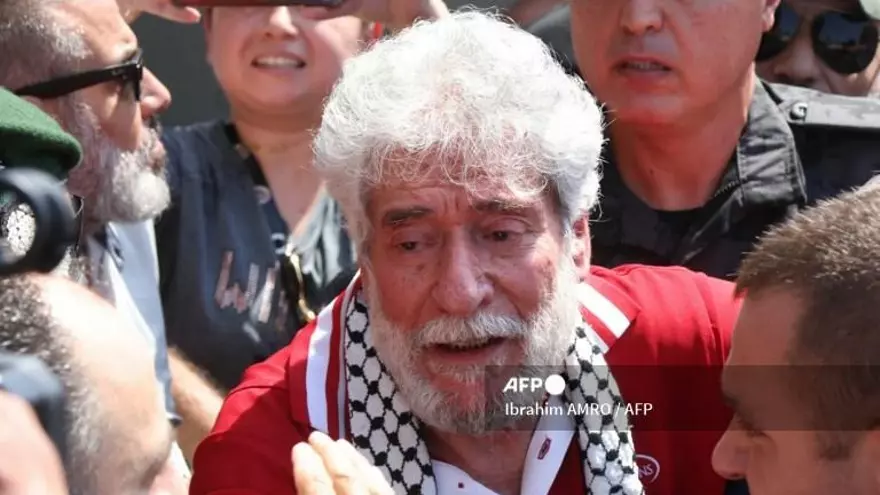 Simpatizantes dan la bienvenida al militante libanés pro palestino Georges Ibrahim Abdallah, de 73 años, a su llegada al Aeropuerto Internacional de Beirut el 25 de julio de 2025.