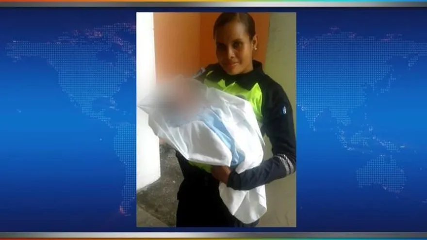 Policía carga bebé que fue rescatado en Curundú el pasado martes 14 de marzo.