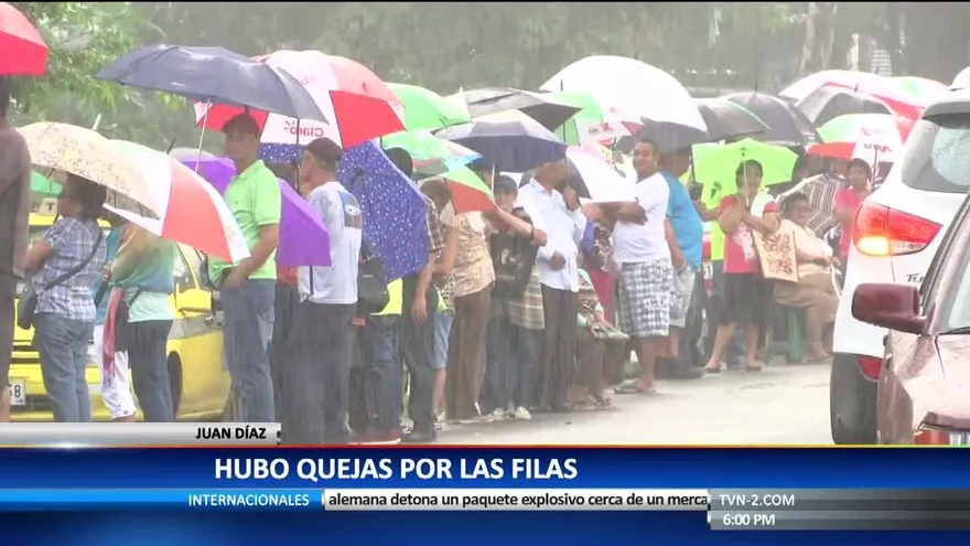 Filas bajo la lluvia para comprar un jamón